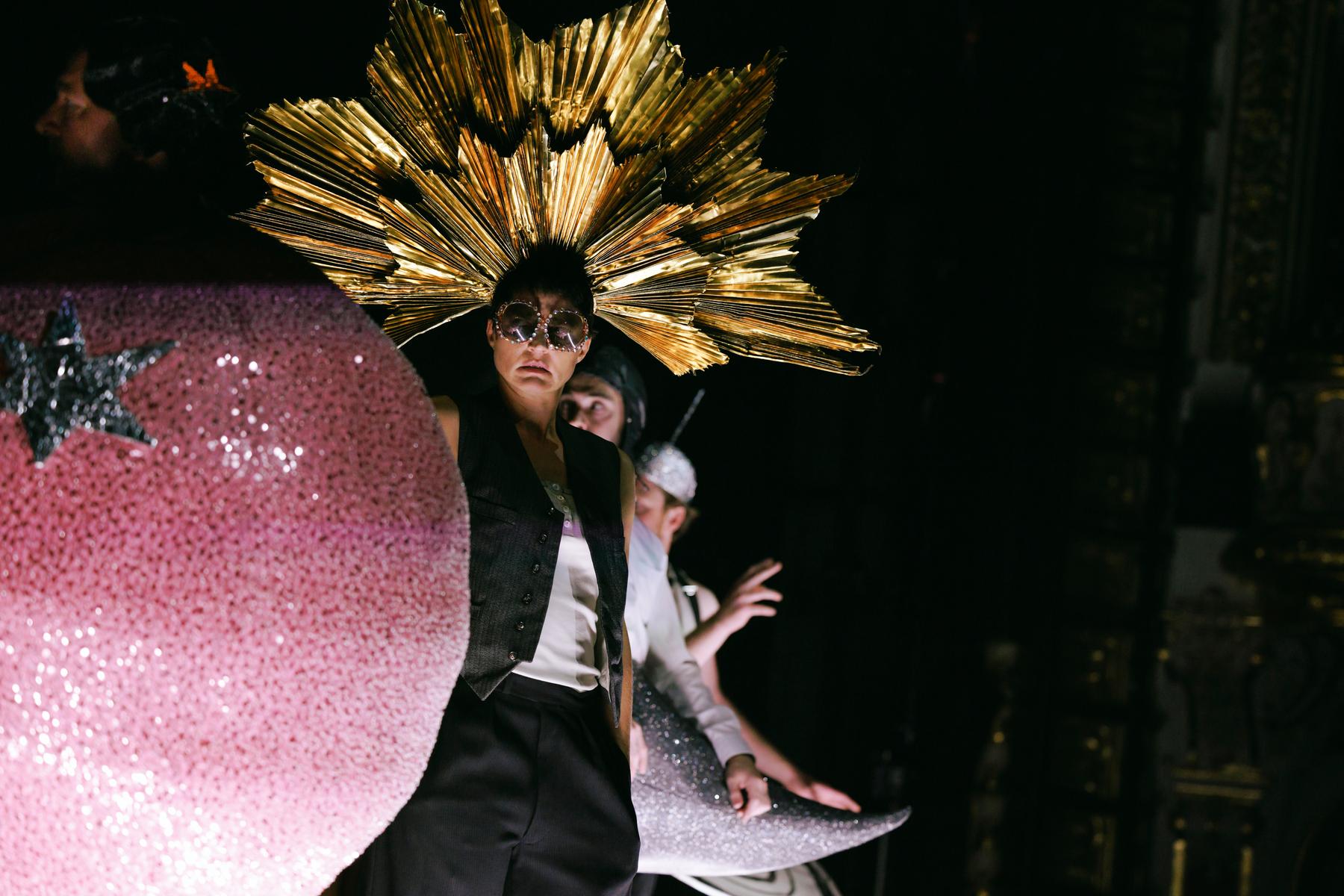 Premierenkritik Volkstheater: „Ich möchte zur Milchstraße wandern“: Kometenhafter Neustart statt Weltuntergang