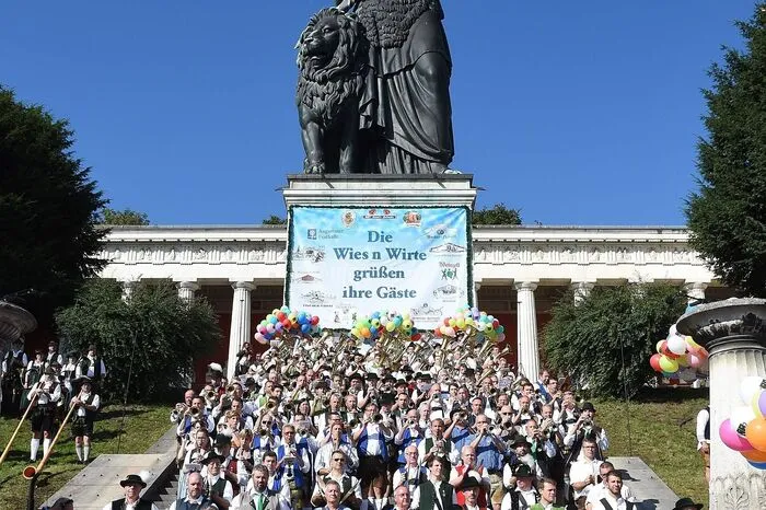 Auch musikalisch hat die 183. Wiesn einiges zu bieten an heißer Luft.