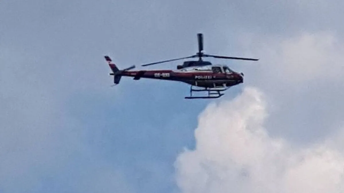 Seit einer Stunde läuft die Fahndung nach dem Täter: Unter anderem ist der Hubschrauber auf der Suche nach dem Täter