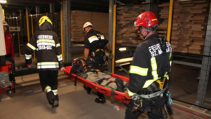 Trupps der „Menschenrettung-Absturzsicherung“ von den Freiwilligen Feuerwehren Leoben-Stadt, Leoben-Göss und St. Michael trainierten gemeinsam mit der Bergrettung Leoben. 