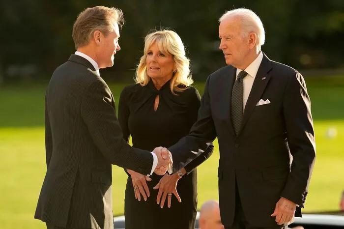 Nach Ankunft am Buckingham Palast werden Joe und Jill Biden von Master of The Household, Sir Tony Johnstone-Burt, begrüßt