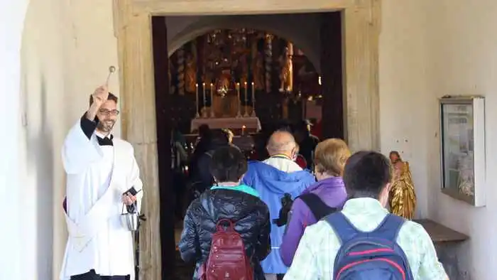Beim Einzug in die Josefsbergkirche wurden die Pilger mit Weihwasser besprengt.
