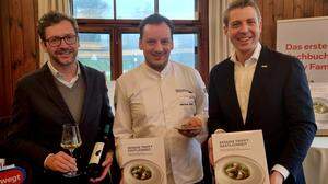 Weinkenner Michael Hrobath, Haubenkoch Markus Rath und Philipp Gady präsentierten am 1. Dezember im Schlosskeller das Kochbuch &quot;Genuss trifft Gastlichkeit&quot;