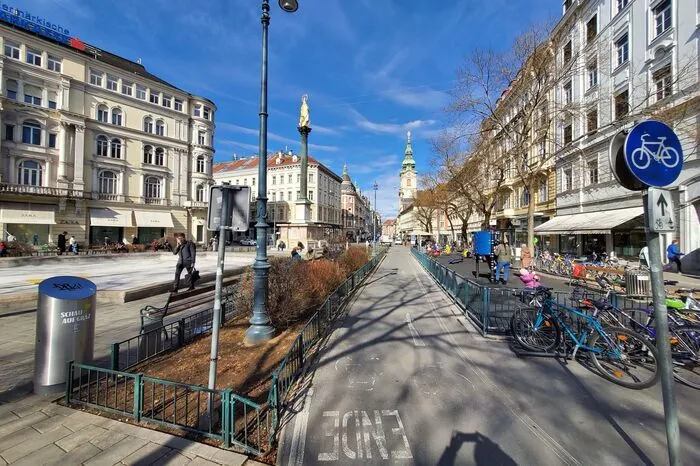 Bild in der Grazer Innenstadt aufgenommen. Dabei die Ultraweitwinkelkamera auf der Rückseite verwendet. Sehr gute Lichtverhältnisse.