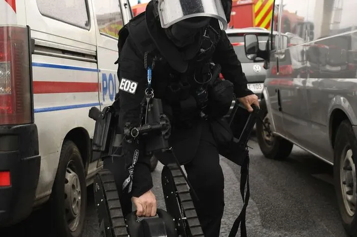 Ein Großaufgebot der Polizei durchsuchte den Flughafen, Sprengstoffexperten wurden beigezogen.