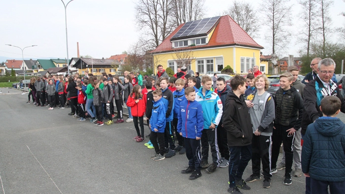 Der ESV Rassach veranstaltete am vergangenen Samstag sein traditionelles Schnitzelsemmelturnier. 22 Mannschaften fanden sich auf dem Gelände der Festhalle Stallhof ein, um auf dem Freigelände oder im Inneren den Bewerb auszutragen.