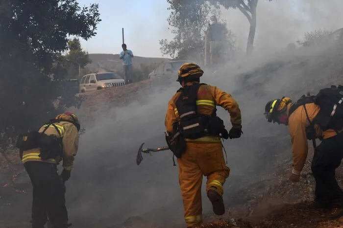 Mehr als 6.450 Wohnhäuser waren den Flammen seit Donnerstag zum Opfer gefallen, rund 15.000 Gebäude sind weiterhin bedroht. Damit zählt die Feuerkatastrophe in und um Paradise zu den schlimmsten Flächenbränden in der Geschichte des Westküstenstaates.