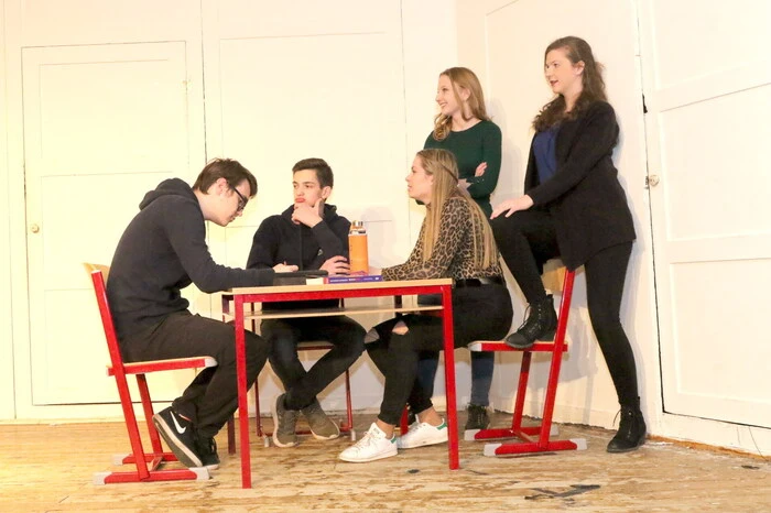 Um es gleich vorweg zu nehmen: Für die selbst geschriebenen Sketches, Musikdarbietungen und Tänze gab es viel Applaus. 