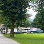 Die Trucks mit den Teilen für das Riesenrad kamen Montagfrüh im Stadtpark Spittal an
