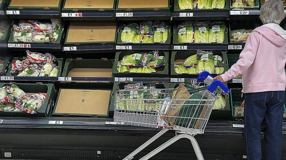 Frisches Gemüse und Obst lässt sich nicht lange lagern, daher entstehen immer wieder Lücken in den Regalen, wenn Supermärkte vergeblich auf Lieferungen warten