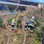 Der tödliche Kranunfall auf der B100 forderte die Einsatzkräfte der Bergrettung und der Feuerwehr 