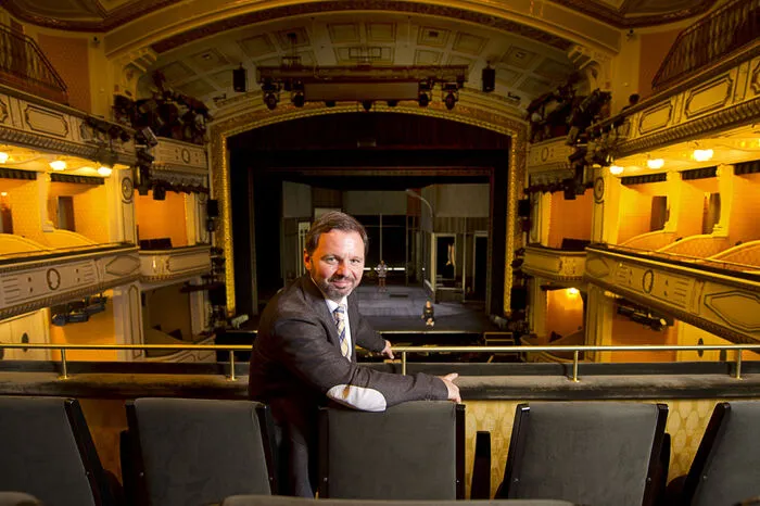 Wenn man es genau nimmt, hat Kärnten ihn gewählt: Florian Scholz hat sich im Februar 2011 in einem Hearing um die Leitung des Klagenfurter Stadttheaters gegen elf Kandidaten durchgesetzt. Der ausgebildete Schauspieler, der als Assistent von Intendanten wie Gerard Mortier und Nikolaus Bachler Erfahrungen im Theatermanagement gesammelt hatte, verliebte sich schnell in das „Naturparadies Kärnten“. Begeistert ist er von der Nähe zu Italien und Slowenien: „Das Aufeinandertreffen von drei Kulturen ist ein großer Gewinn.“ Mit seinem Lebensgefährten besitzt der gebürtige Heidelberger mittlerweile ein Haus im Rosental, wo auch für die vier Sloughis (Windhunde) viel Platz ist. Hundedame Sissi begleitet ihn häufig ins Theater, wo Scholz demnächst zu seinen Wurzeln zurückkehren wird: Im „Zauberer von Oz“ (ab 8. April) ist er in fünf Vorstellungen in der Titelrolle zu sehen. An der Kärntner Politik schätzt der 48-Jährige, dass „ich in ein Land größter Irritation gezogen bin und mich nun in einem Land von großer Stabilität wiederfinde. Ich schaue mit Stolz auf das, was die Kärntner zuletzt geleistet haben.“
