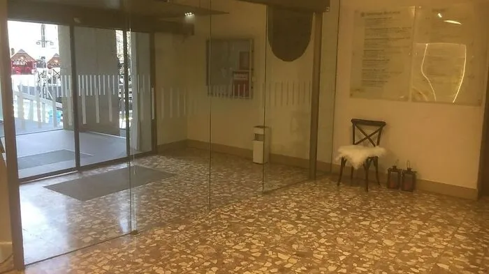 Im Foyer des Rathauses ist der Betrunkene zusammengebrochen