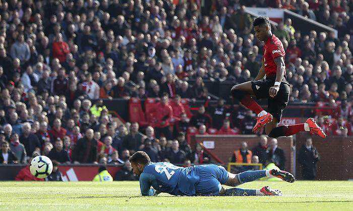 Marcus Rashford schießt  zum 1:0 für United ein