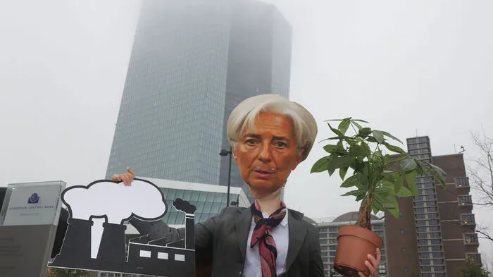 Gegen die Politik der Notenbank demonstrierten am Freitag Globalisierungskritiker von Attac sowie die Klimabewegungen Fridays for Future und Extinction Rebellion.