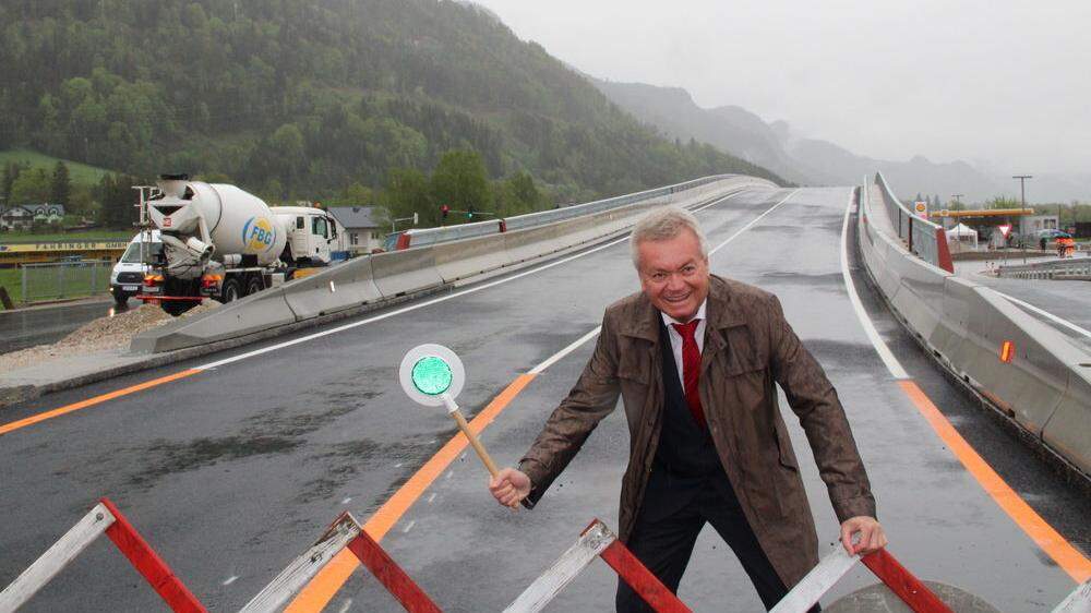 Landeshauptmannstellvertreter Anton Lang gab am Mittwoch - bestens gelaunt - die neue Grimmingbrücke in Trautenfels für den Verkehr frei