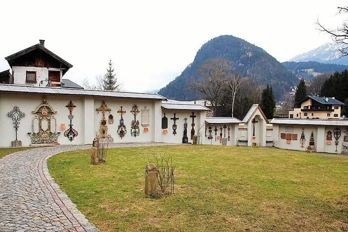 „Unter diesem Rasen liegt die versoffene Kupferschmied Nasen.“ Nein, die Inschriften auf dem Museumsfriedhof imTiroler Kramsach sind nicht ernst gemeint. Er beherbergt die größte Grabkreuzsammlung Europas, beerdigt ist hier niemand.