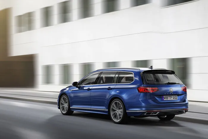 Ganz gleich ob Benziner oder Diesel – alle Motoren im Passat sind jetzt mit einem Partikelfilter ausgestattet. Darunter auch der neu entwickelte 2.0 TDI Evo mit 150 PS. Zum weiteren Antriebsspektrum gehoren drei Benziner mit 150, 190 und 272 PS sowie drei Selbstzünder mit 120, 190 und 240 PS.