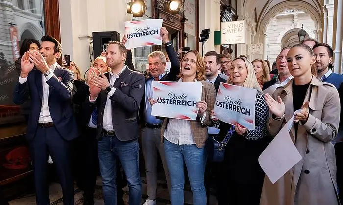 ABD0173_20221009 - WIEN - ÖSTERREICH: Udo Landbauer und Generalsekretär Michael Schnedlitz (FPÖ) bei der Wahlfeier der FPÖ im 
