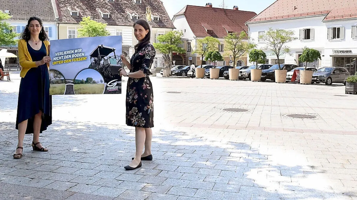 Sandra Krautwaschl und Katharina Schellnegger wiesen auf dem Gleisdorfer Hauptplatz auf die Bodenversiegelung hin
