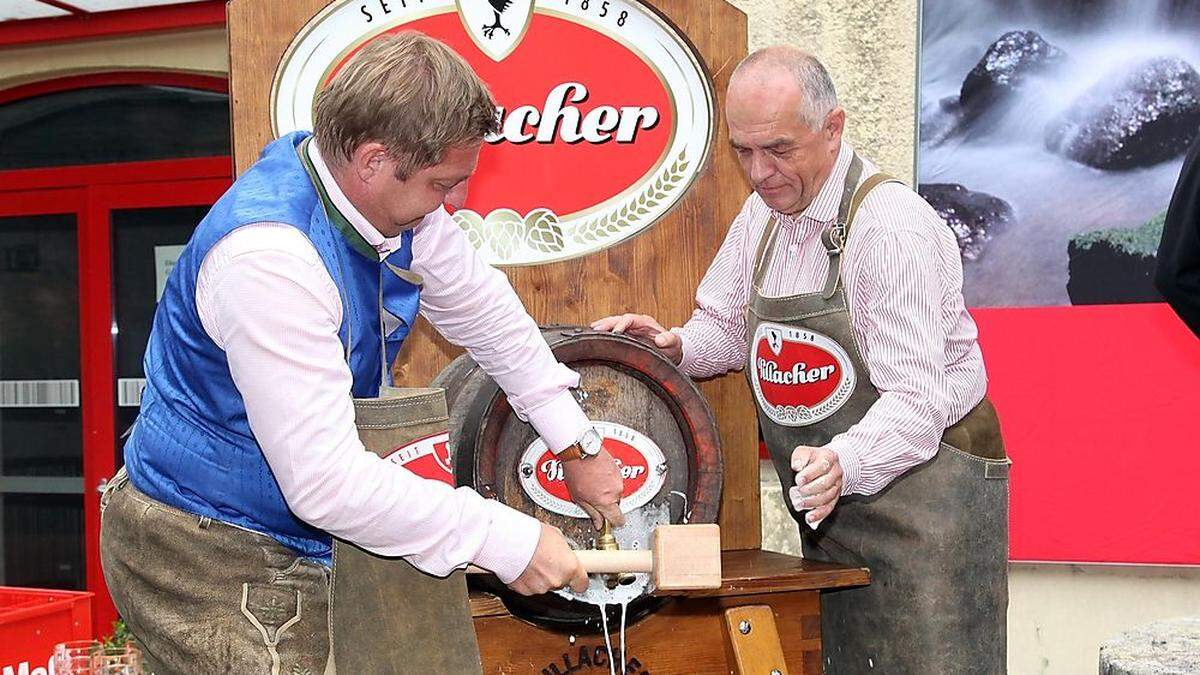 Hier haben Günther Albel (links) und Richard Pfeiler noch gemeinsam das Kirchtagsbier angeschlagen