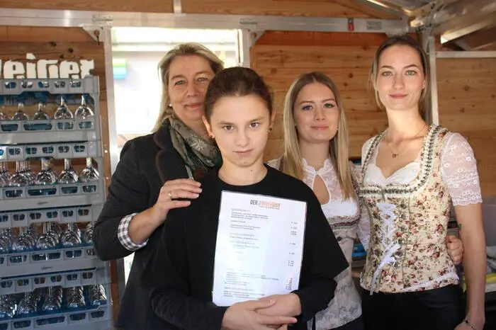An den Ständen von Weinbau Bauer-Prall, Weinbau Bäuchel – „da Finz“, der Weinbau-Feindestillerie Hochstrasser, der Destillerie mit Weinbau „da Zweiger“ und Catering Culinarius wurden die vielen Besucherinnen und Besucher mit Getränken und kulinarischen Köstlichkeiten bestens versorgt.