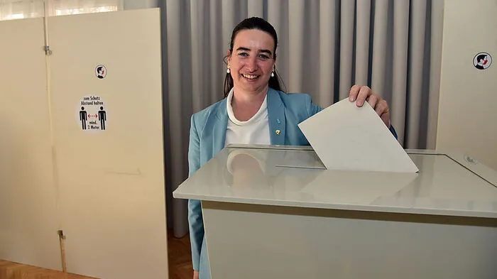"Sonst waren wir alle immer in einem Saal vereint", sagte die Pörtschacher Bürgermeisterin Silvia Häusl-Benz (ÖVP) kurz vor Wahlschluss. Dieses Mal gingen alle Kandidaten nach der Wahl nach Hause.