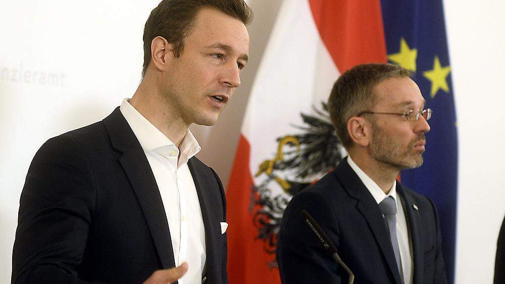 Gernot Blümel und Herbert Kickl bei einem Ministerrat im April