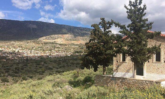 Der historische Weg führt von Delphi bis zur Bucht von Itea.