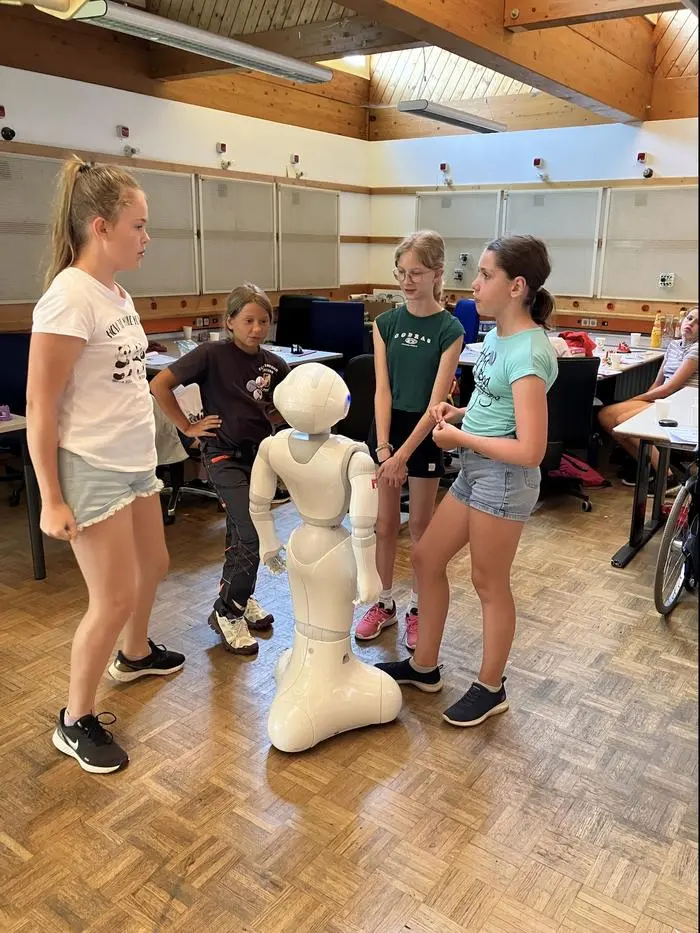 Kinder und Jugendliche lernen technische Berufe kennen 