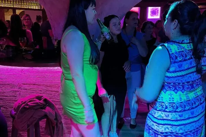 Die beiden jungen Mütter Stefanie Holzer und Cornelia Nußbaumer etwa nutzten die ersten beiden Stunden zum regen Austausch über den Nachwuchs, um dann richtig abzutanzen.