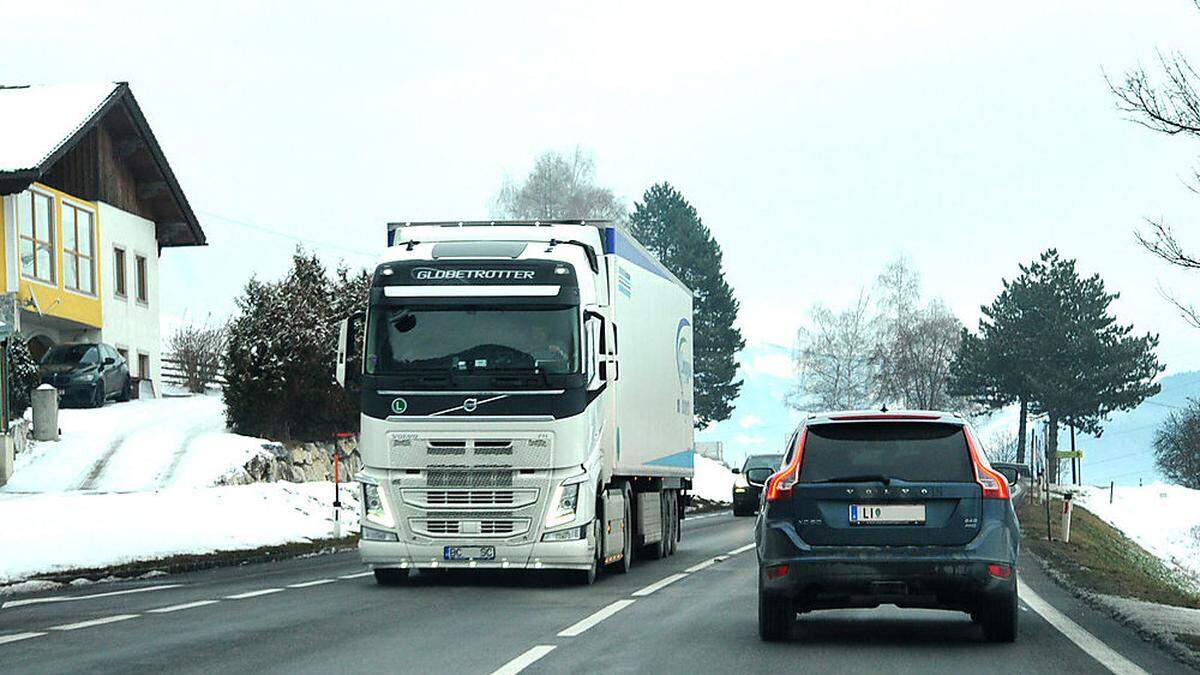 Auf der B320 soll ein straffes Lkw-Fahrverbot erlassen werden