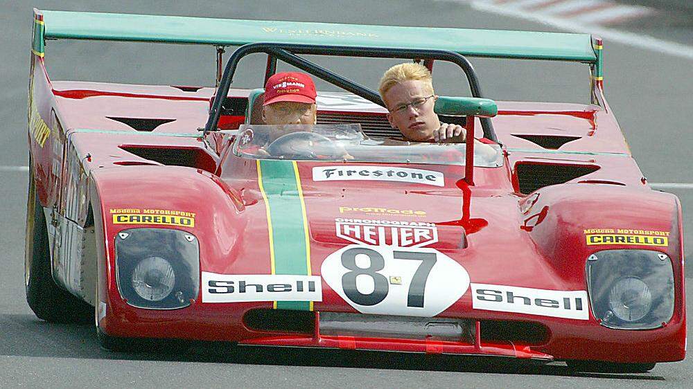 Niki Lauda in einem Ferrari bei einer Showrunde 2003 am Nürburgring