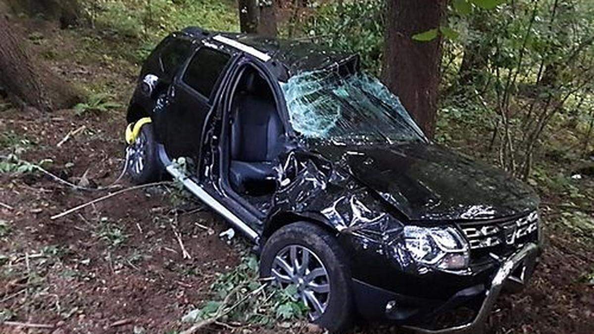 Das Auto überschlug sich und blieb an einem Baum hängen