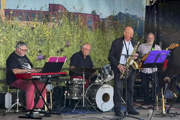 Jeden Samstagvormittag im Juni und Juli stehen unterschiedliche Musikgruppen am Hauptplatz auf der Bühne.