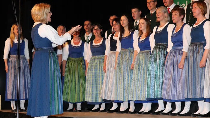 Im Stadtsaal in Feldkirchen sangen und musizieren die über die Grenzen bekannte Sängerrunde Pöllau (am Foto) v. Stmk  (Ltg. Monika Lauchard) die bei der großen Chance der Chöre vor 2 Jahren den 1. Preis ersungen haben.  Gesungen werden Lieder aus aller Welt und Kärntnerlieder. Als musikalische Bereicherung spielen die jungen fidelen Lavanttaler (Ltg. Gabriel Urach) auf. Durch den Abend führt in gekonnter Manier Seppi Rukavina. Die Organisation liegt in den Händen von Richi Di Bernardo.