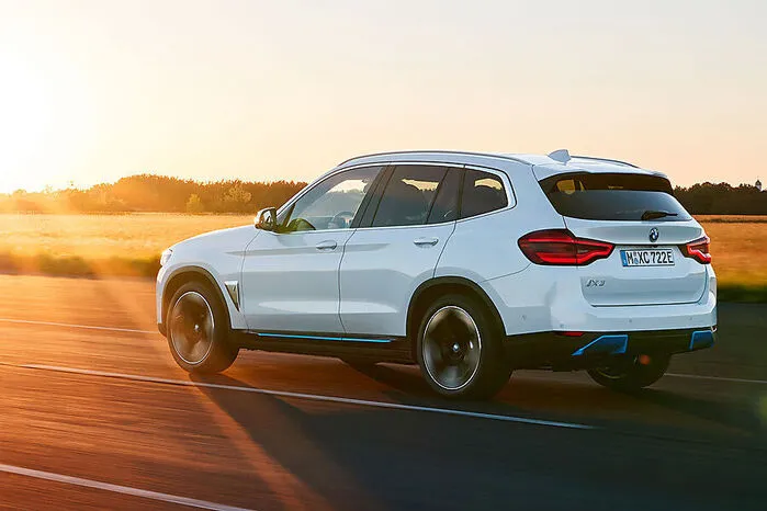 Der Elektromotor kann eine maximale Leistung von 210 kW (286 PS) und ein Drehmoment von 400 Newtonmetern generieren. In 6,8 Sekunden saust der Hecktriebler von 0 auf 100 km/h, der Vortrieb ist bei Tempo 180 elektronisch begrenzt.