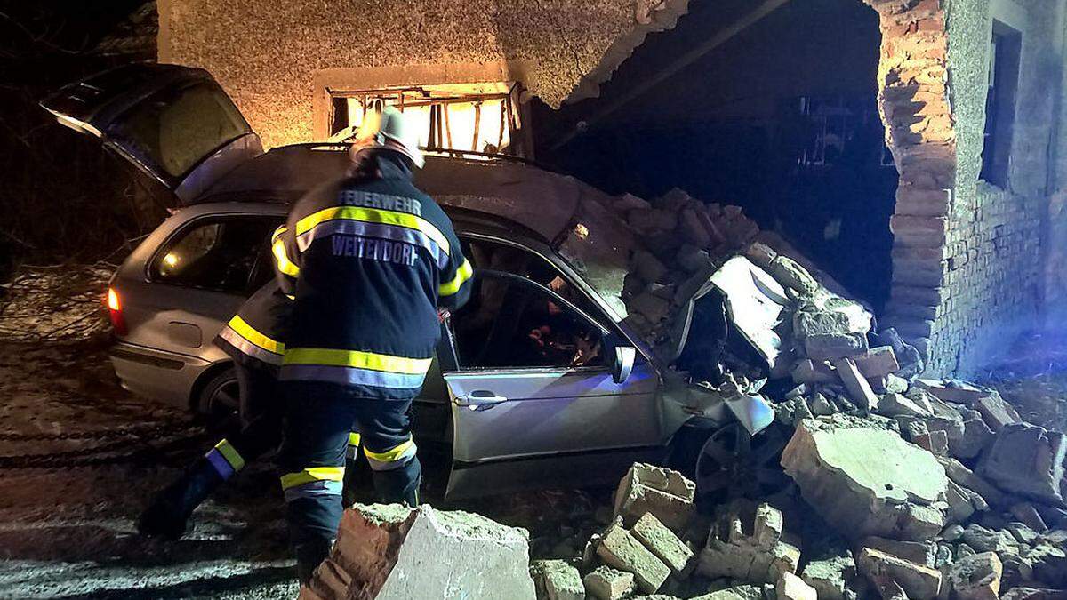 Die Fahrertür ging nicht mehr auf - der Lenker musste von der Feuerwehr befreit werden 