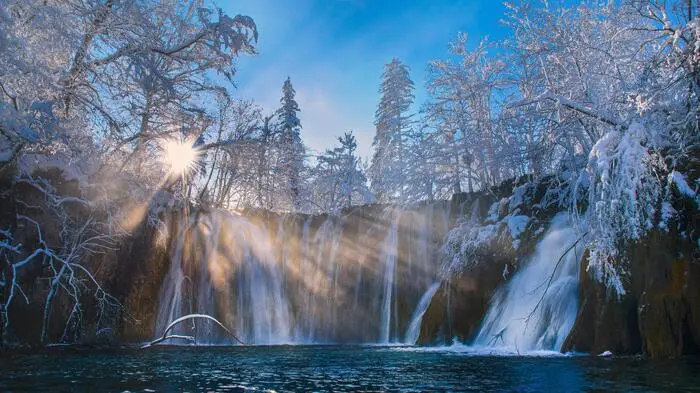 Plitvicer Seen. Als Unesco-Welterbe, Kroatiens bekanntester und größter Nationalpark sind die Plitvicer Seen berühmt und entsprechend gut besucht. Aber nicht im Winter, wo die Kaskaden der Wasserfälle und der Schnee auf den Bäumen der Wälder eine ganz eigene Magie entwickeln. Nicht vergessen, Verpflegung einzupacken, denn in den kalten Monaten hat ein Großteil der Gastronomie geschlossen. Geöffnet ist das Hotel Jezero, direkt am Wasser gelegen. 