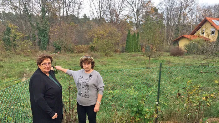 Ingrid Wernegger und Gertrude Magdalenz leben in direkter Nachbarschaft zum Grundstück, unter dem eine alte Deponie schlummert