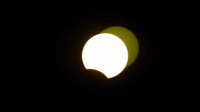 Bei der Sonnenfinsternis schob sich der Mond genau zwischen Erde und Sonne, verdeckte die Sonne aber nicht komplett, sondern ließ einen leuchtenden Ring frei.