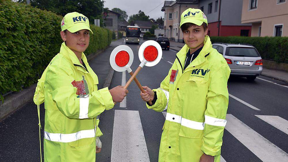 Raphael Rauter und Manuel Eggeler (von links) beim Schutzweg der Rosental Straße (B 85), den sie ein Jahr gesichert haben