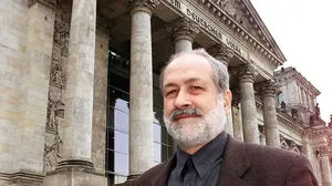 Hans Haacke 2006 vor dem deutschen Reichstag