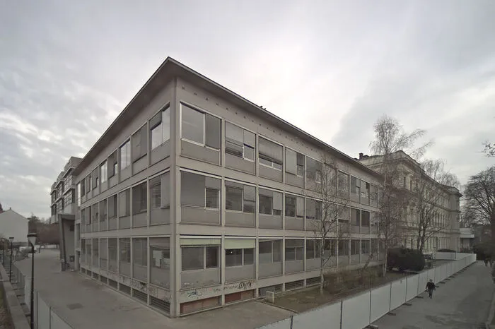 Die Uni-Bibliothek mit dem Verwaltungsgebäude aus den 1960-er-Jahren.
