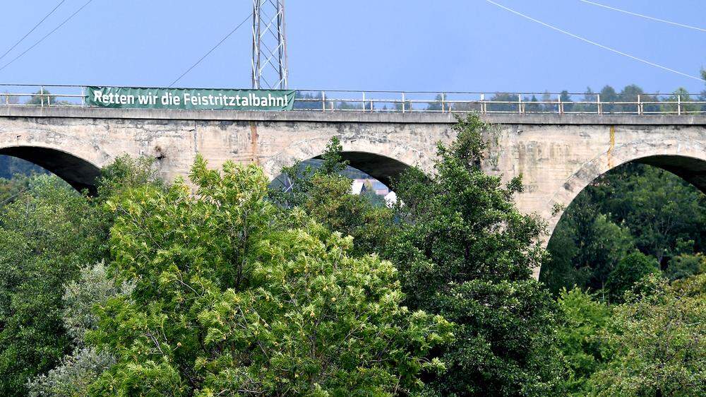 Auf dem Grub-Viadukt hängt seit einiger Zeit ein Transparent, direkt darunter wird es am Samstag eine Demonstration geben 