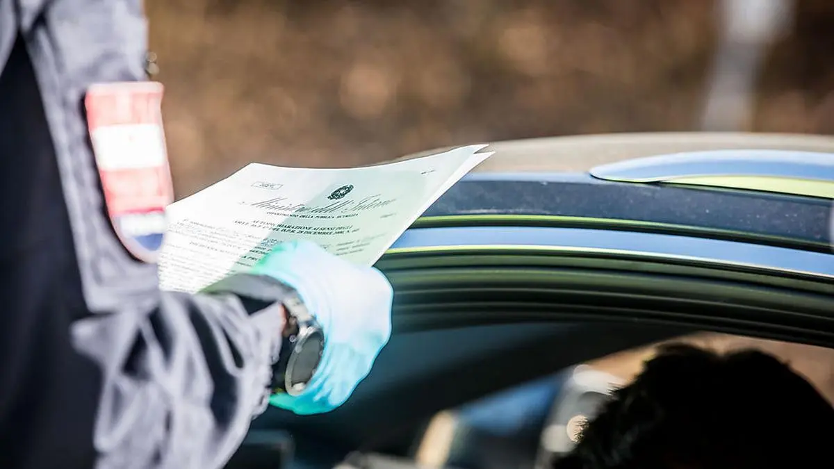 Bei einer Grenzkontrolle wurde der Jurist mit dem möglicherweise gefälschten Testzertifikat erwischt
