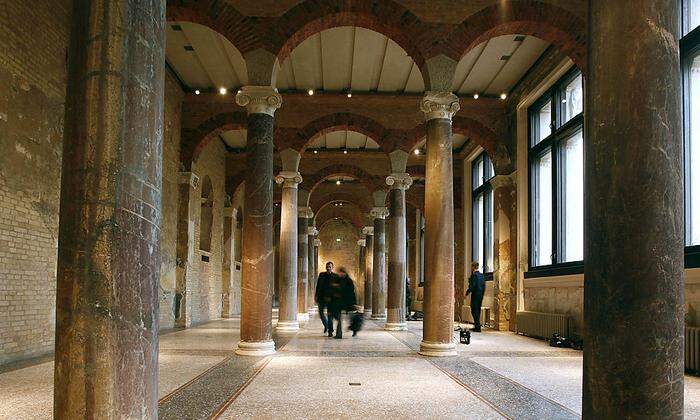 Blick in das im 2. Weltkrieg zerstörte  Neue Museum in Berlin, das nach den Plänen  von  David Chipperfield  neu aufgebaut wurde