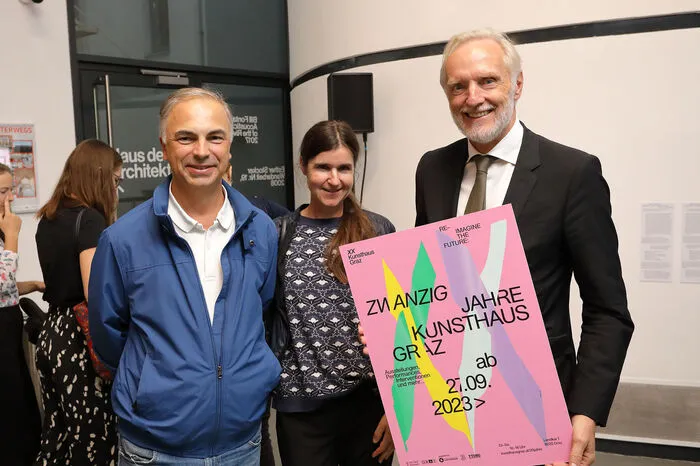 Kulturstadtrat Günter Riegler mit 20-Jahre-Tafel und Helga und Sandro Droschl von der Halle für Kunst Steiermark