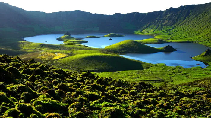 Die Azoren-Insel Corvo ist ein mächtiger alter Vulkankegel. Kraterseen machen die Caldera fruchtbar, zum Teil aber sehr sumpfig.
