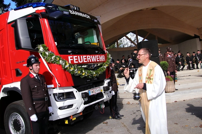 Die Segnung des Fahrzeuges nahm Pfarrer Winfried Lembacher vor, Startrompeter Toni Maier begeisterte mit seinen Trompeten-Soli. Unter den zahlreichen Ehrengästen war neben Landesfeuerwehrkommandant-Stellvertreter Christian Leitgeb, Brandrat Klaus Gehr auch zahlreiche Vertreter der Feuerwehren aus dem Bezirk, ebenso wie der Landtagsabgeordnete Erwin Dirnberger und Bürgermeister Jochen Bocksruker. Auch eine Abordnung der Freiwilligen Feuerwehr St. Paul im Lavanttal war gekommen. 